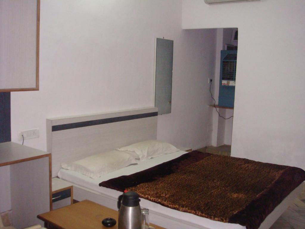 Hotel Golden Deluxe Τζαϊπούρ Δωμάτιο φωτογραφία
