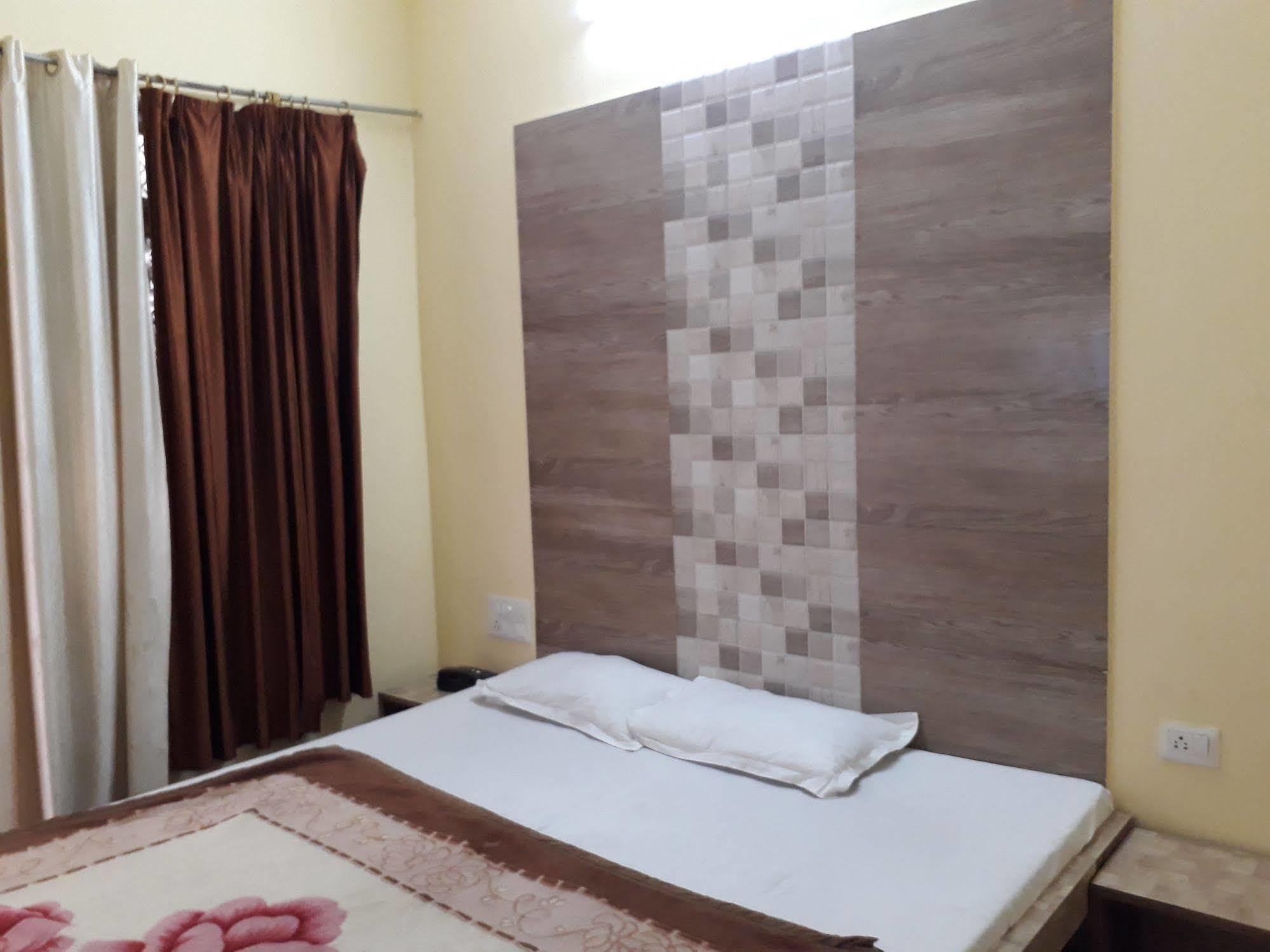 Hotel Golden Deluxe Τζαϊπούρ Εξωτερικό φωτογραφία