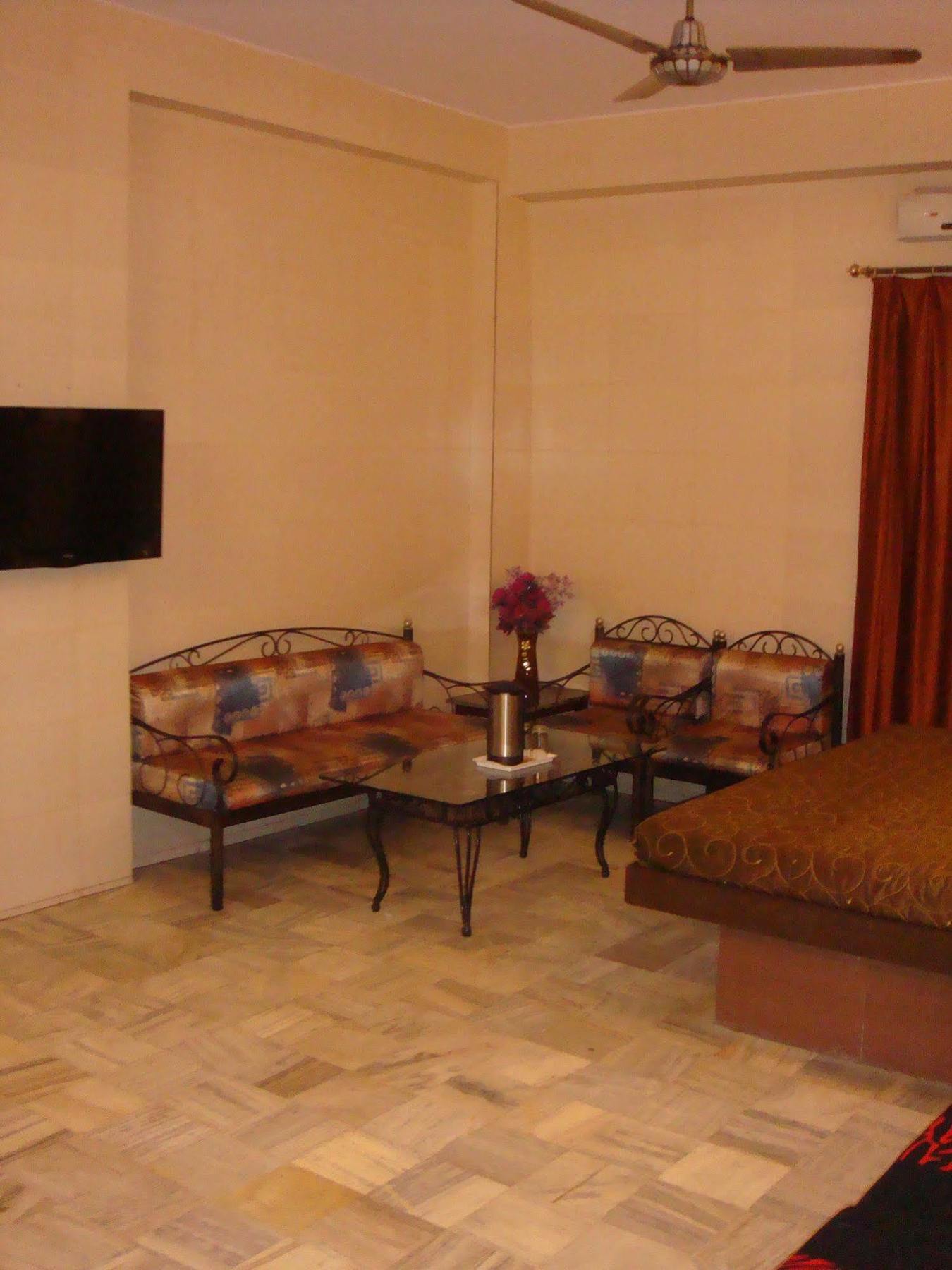 Hotel Golden Deluxe Τζαϊπούρ Εξωτερικό φωτογραφία